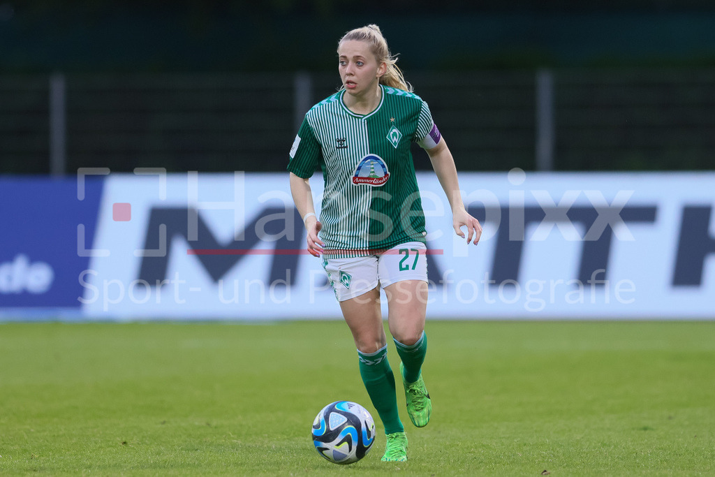 Fussball, Google Pixel Frauen-Bundesliga, SV Werder Bremen - MSV Duisburg | v.li.: Nina Lührßen (SV Werder Bremen, 27) am Ball, Freisteller, Einzelbild, Ganzkörper, Aktion, Action, Spielszene, DIE DFB-RICHTLINIEN UNTERSAGEN JEGLICHE NUTZUNG VON FOTOS ALS SEQUENZBILDER UND/ODER VIDEOÄHNLICHE FOTOSTRECKEN. DFB REGULATIONS PROHIBIT ANY USE OF PHOTOGRAPHS AS IMAGE SEQUENCES AND/OR QUASI-VIDEO.