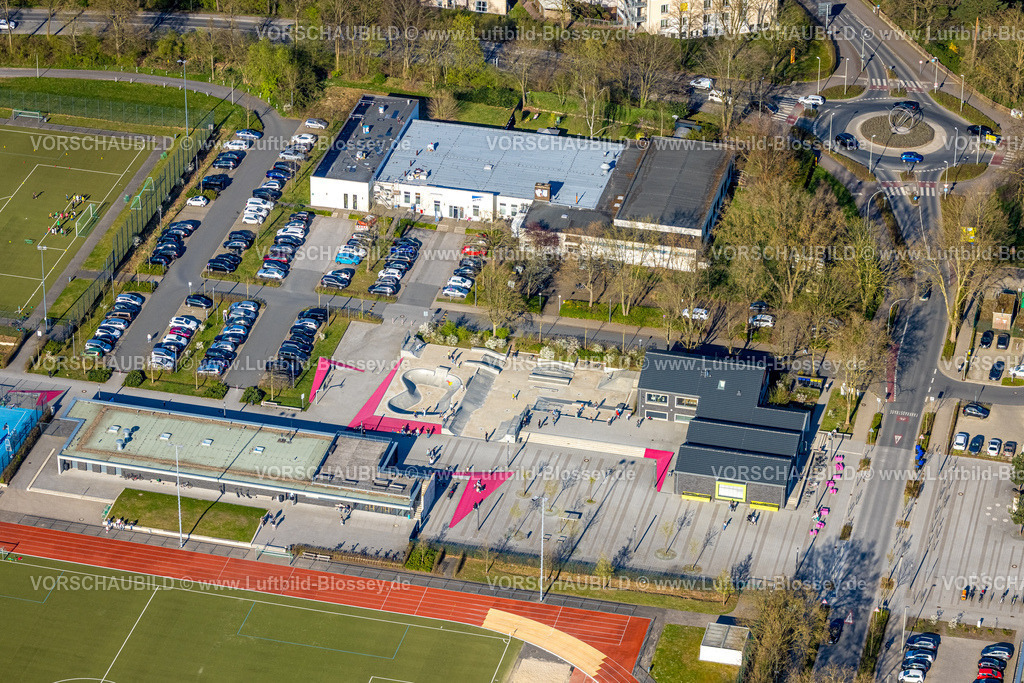 Selm250404879 | Luftbild, Campusplatz Nord mit Bodenbemalung und Ruheplätze, Skatepark, Selm, Münsterland, Nordrhein-Westfalen, Deutschland