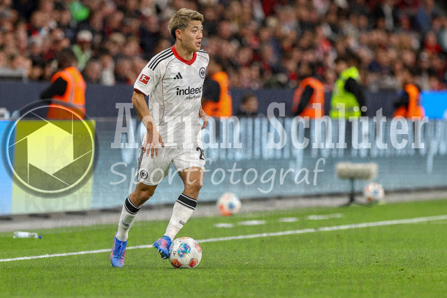 Bayer 04 Leverkusen vs Eintracht Frankfurt - Bundesliga  | Leverkusen, Deutschland, 12.09.25:   Ritsu Doan (Eintracht Frankfurt) in Aktion am Ball, Einzelaktion waehrend des Spiels der Bundesliga zwischen  Bayer 04 Leverkusen vs Eintracht Frankfurt in der BayArena(Foto von Brauer-Fotoagentur / Adrian Schlueter)