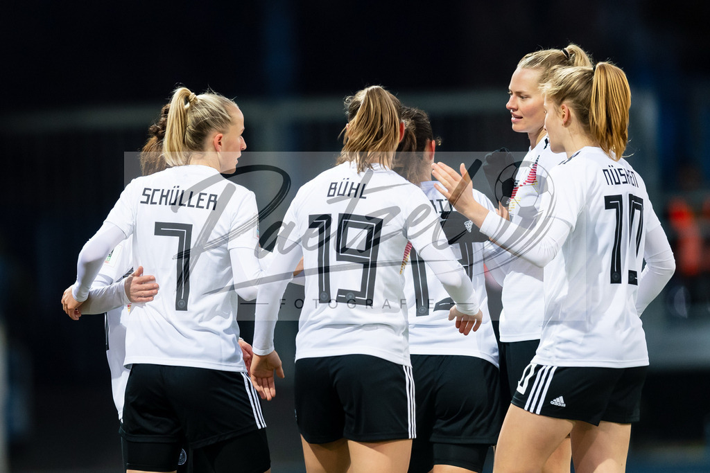 GERTUR20211126_010 | Fussball, Frauen: Lea Schueller (Germany) Torjubel, jubelt mit ihrer Mannschaft nach dem Treffer zum 2:0 bei dem Spiel der WM-Qualifikation zwischen Deutschland und Tuerkei im Eintracht-Stadion am 26.11.2021 in Braunschweig, Deutschland. - Realisiert mit Pictrs.com