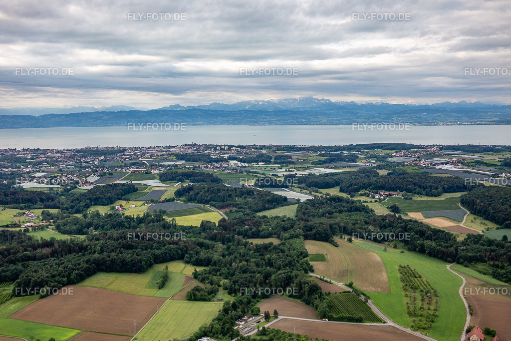 Bodenseepanorama https://www.friedrichshafen.de/ | Luftbild: Bodenseepanorama https://www.friedrichshafen.de/ im Ortsteil Windhag in Friedrichshafen im Bundesland Baden-Württemberg in Deutschland. Foto: IMG_131979.jpg vom 26.05.2022 durch ©2025 Werner Riehm fly-foto.de/copyright - Realisiert mit Pictrs.com
