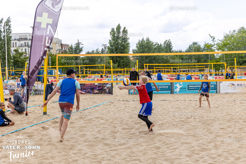 2022-00063028-Vater-Sohn-Turnier-Turnierbilder-2 | 26.05.2022; Berlin Foto: Gerold Rebsch - www.beachpics.de