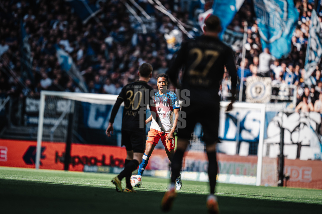 Fußball | Männer | Saison 2025/2026 | 1. Fußball-Bundesliga | 28. Spieltag | Hamburger SV vs. FC Augsburg | 04.04.2026 | Albert Sambi Sambi Lokonga (#6, HSV) am Ball