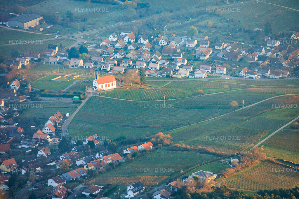 Luftbild: Ortsansicht von Westen mit Dionysius Kapelle zwschen Wolken und Bergen im Ortsteil Gleiszellen in Gleiszellen-Gleishorbach im Bundesland Rheinland-Pfalz in Deutschland. Foto: IMG_151946.jpg vom 22.11.2025 durch Werner Riehm/FLY-FOTO.de