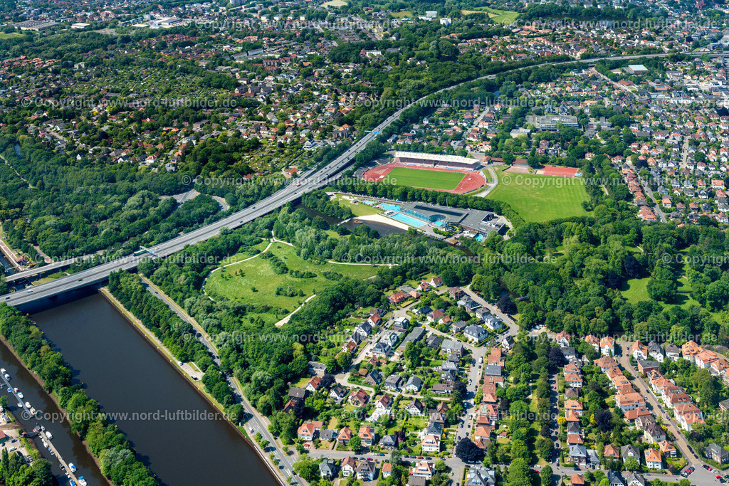 Oldenburg_Stadion_Marschweg_Und_Olantis_Huntebad_ELS_5133050623 | OLDENBURG 05.06.2023 Fussballstadion des Vereins VFB Oldenburg " Stadion Marschweg " in Oldenburg im Bundesland Niedersachsen, Deutschland. // Football stadium of the club VFB Oldenburg " Stadion Marschweg " in Oldenburg in the state Lower Saxony, Germany. Foto: Martin Elsen