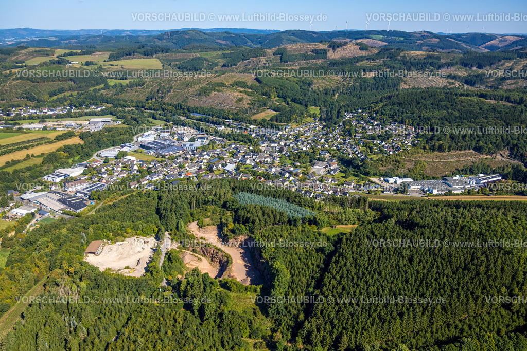 Kirchhundem250811732 | Luftbild, Wohngebiet Ortsansicht Würdinghausen, Waldgebiet mit Waldschäden, Steinbruch Behle Am Königsberg im Waldgebiet, Würdinghausen, Kirchhundem, Sauerland, Nordrhein-Westfalen, Deutschland