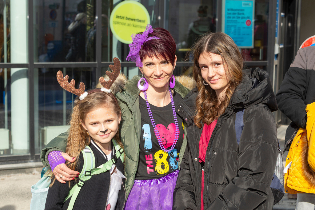Umzug2025-040_9710 | Fotostrecke: FASCHINGSUMZUG 2025 in Loosdorf. 22 Masken(gruppen)-Teilnehmer: Loosdorfer Vereine, Wirtschaftstreibende, Gemeindeabordnungen sowie Kreditinstitute. rund 700 Besucher entlang der Hauptstrasse. Veranstaltungs-Sicherung durch Mannschaft der FF-Loosdorf mit schwerem Gerät. Maskenprämierung am EKZ-Platz durch Bgm. Thomas Vasku in den Kategorien: Bester Festwagen (Fa. gkonzept-Groissenberger; Beste Personengruppe-ASK-Loosdorf; Beste Einzelperson; Weiteste Anreise-FF Schollach;