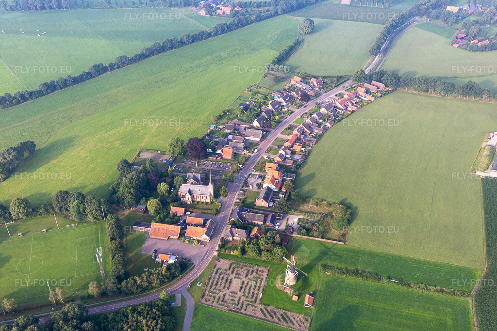 Vue aérienne: Vue de la ville à Rekken dans le département Gueldre, Pays-Bas. Photo: IMG_008220.jpg prise le 18/07/2020 par Werner Riehm/FLY-FOTO.eu – Résolution de l'original: 5472 x 3648 px