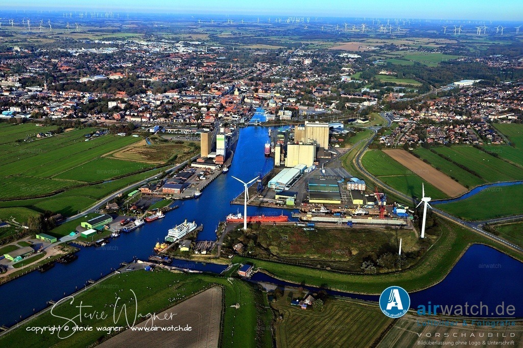 Luftbild Husum, Aussenhafen, Husum-Dock+Reparatur, ARP-Thordsen | Der Husumer Außenhafen ist ein beliebter Anlaufpunkt für Einheimische und Besucher, der besonders für seine lebendige Atmosphäre und direkte Hafenatmosphäre bekannt ist. Hier kann man mit etwas Glück beim Löschen eines Krabbenkutters zusehen und frische Krabben direkt vom Boot kaufen. Der Außenhafen ist fußläufig über eine Unterführung vom Binnenhafen erreichbar und lädt zu Spaziergängen und Erkundungstouren ein