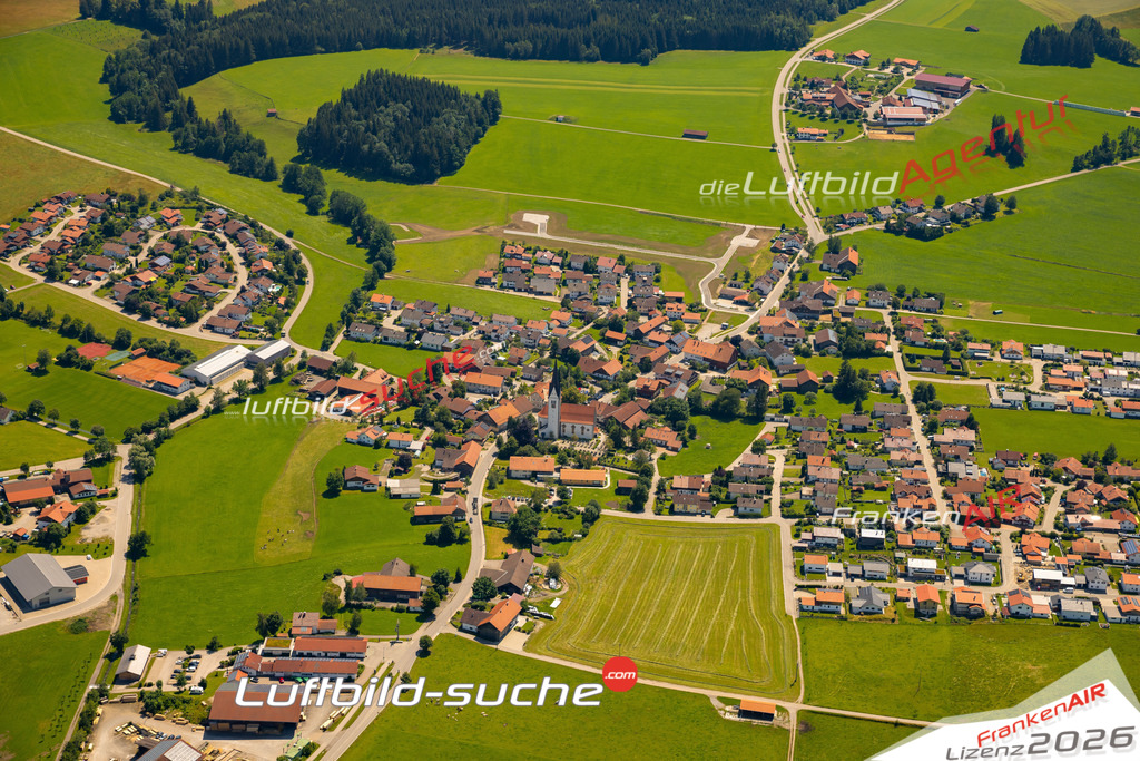 Das Luftbild zeigt :  Wald - Die Luftaufnahme wurde 2024 vom UL-Flugzeug aus erstellt ( keine Drohne ) - Hochauflösende Luftaufnahme - Für grossformatige Ausdrucke geeignet. Die Geschenkidee !Mit Lizenz und Bildrechte bestellbar