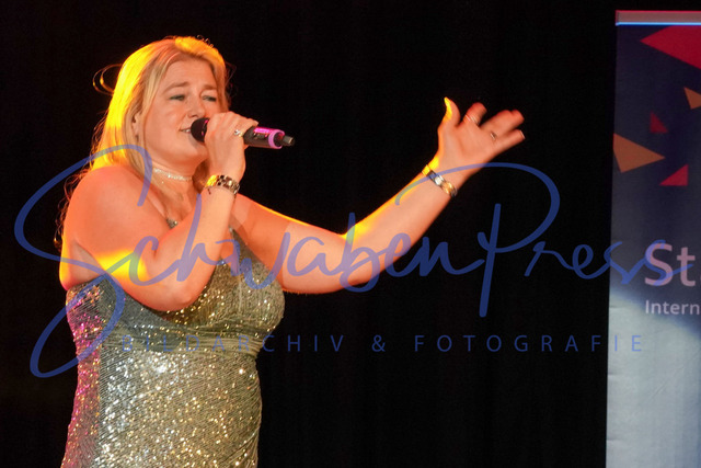 060424Ho1588 | Arlene Hell -Stauferkrone 2024
Der internationale Schlagerwettbewerb Stauferkrone wird 2024 bereits zum fuenften Mal von Maitis Media ausgerichetet. 
Deutschland, Donzodrf, Stadthalle, 06.04.2024


