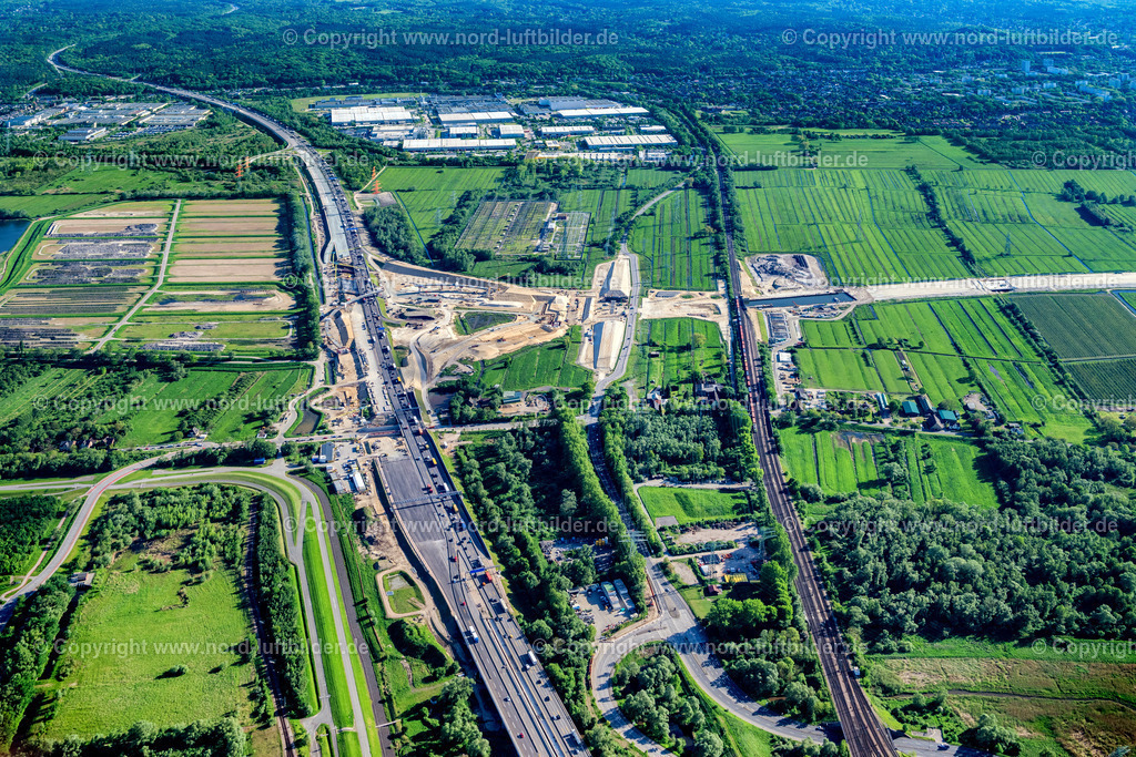 Hamburg_Waltershof_A7_A26_Anschluss_ELS_9753070524 | HAMBURG 07.05.2024 Autobahn- Baustelle mit Erschließungs- , Aufschüttungs- und Erdarbeiten entlang der Trasse und des Streckenverlaufes " Anschußstelle A26 A7 " in Hamburg, Deutschland. // Motorway- Construction site with earthworks along the route and of the route of the highway " Anschussstelle A26 A7 " in Hamburg, Germany. Foto: Martin Elsen