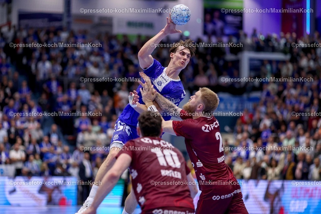 Gum25042501103 | 25.04.2025, Handball, HBL, VfL Gummersbach - 1. VfL Potsdam, Schwalbe-Arena: Miro Schluroff (GUM #15) gegen Emil Hansson (VfL Potsdam #02) 