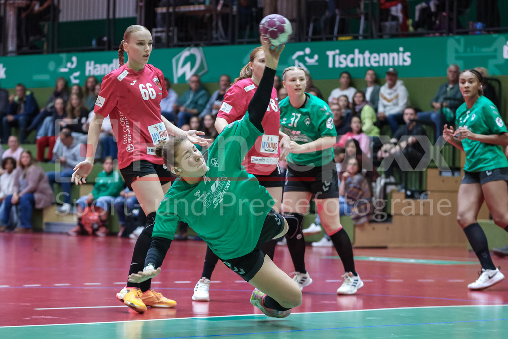 Handball, 2. Bundesliga Frauen, SV Werder Bremen - Füchse Berlin | v.li.: Elaine Rode (SV Werder Bremen, 77) beim Wurf, am Ball, Spielszene, Aktion, Action