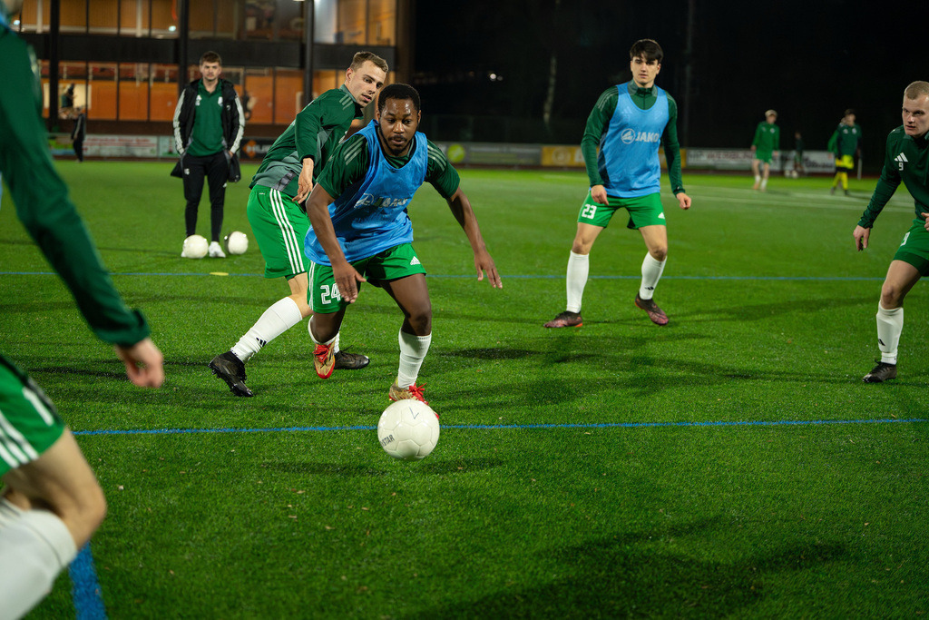 Fußball I Herren I Saison 2025-2026 I Freundschaftsspiel I TSV Grossenkneten - TuS Lutten I 0674 | Armel-Thomas Ashiagbor (24, TuS Lutten) - Realisiert mit Pictrs.com