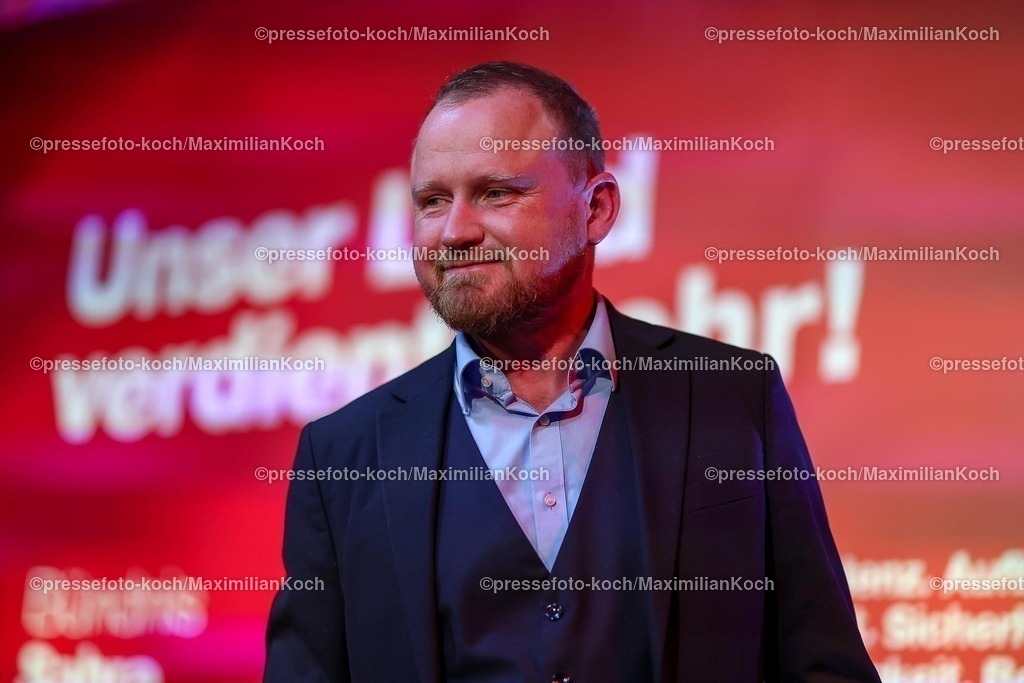 Wup06022501059 | 06.02.2025, Wahlkampfveranstaltung Bündnis Sahra Wagenknecht - Der Politiker Christian Leye (Generalsekretär BSW) bei seiner Rede in der Alten Papierfabrik in Wuppertal. 