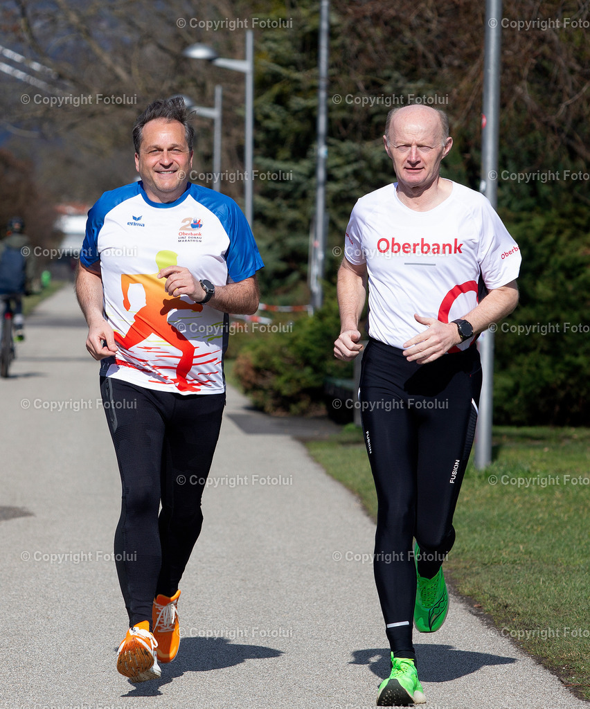 A_LUI_15032023_04 | 21,OBERBANK LINZ DONAU MARATHON 2023 LAUFTERMIN FOTO: V.L. DIETMAR KERSCHBAUM (BRUCKNERHAUS INTENDANT) UND DR.FRANZ GASSELSBERGER (GENERALDIREKTOR  OBERBANK)FOTO:FOTOLUI