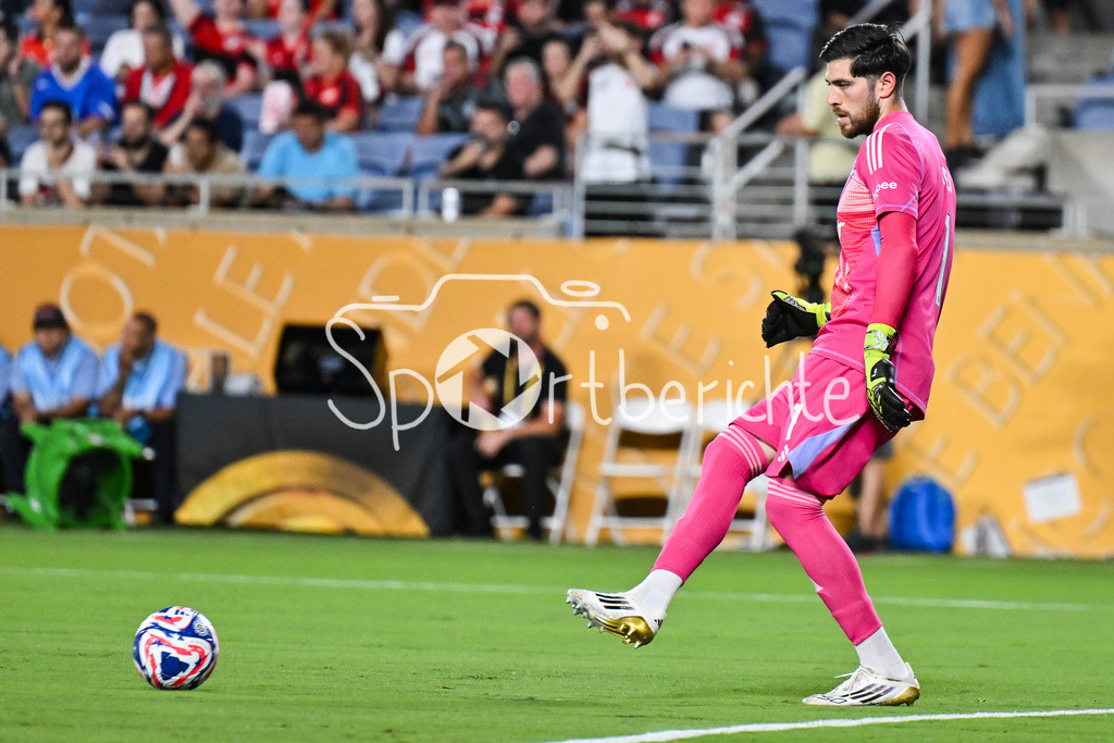 Los Angeles FC - CR Flamengo | am BAll Agustin ROSSI (Flamengo 1) / Einzelfoto / Freisteller / FIFA Club World Cup: Los Angeles FC - CR Flamengo, Camping World Stadium am 24.06.2025 / NOT FOR SALE IN USA