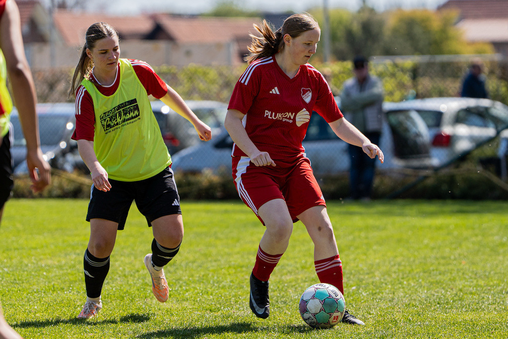 Fußball I Frauen I Saison 2025-2026 I Bezirksliga Weser-Ems Mitte I 17. Spieltag I SV RW Visbek - SG Damme-Lembruch I 11634 | jns.sportfotos - Realisiert mit Pictrs.com