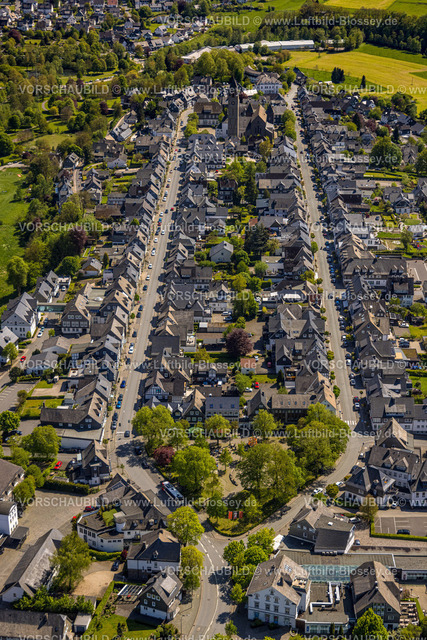 Schmallenberg230506356 | Luftbild, Kath. St.-Alexander-Kirche, Weststraße und Oststraße, Rathaus, Schmallenberg, Sauerland, Nordrhein-Westfalen, Deutschland