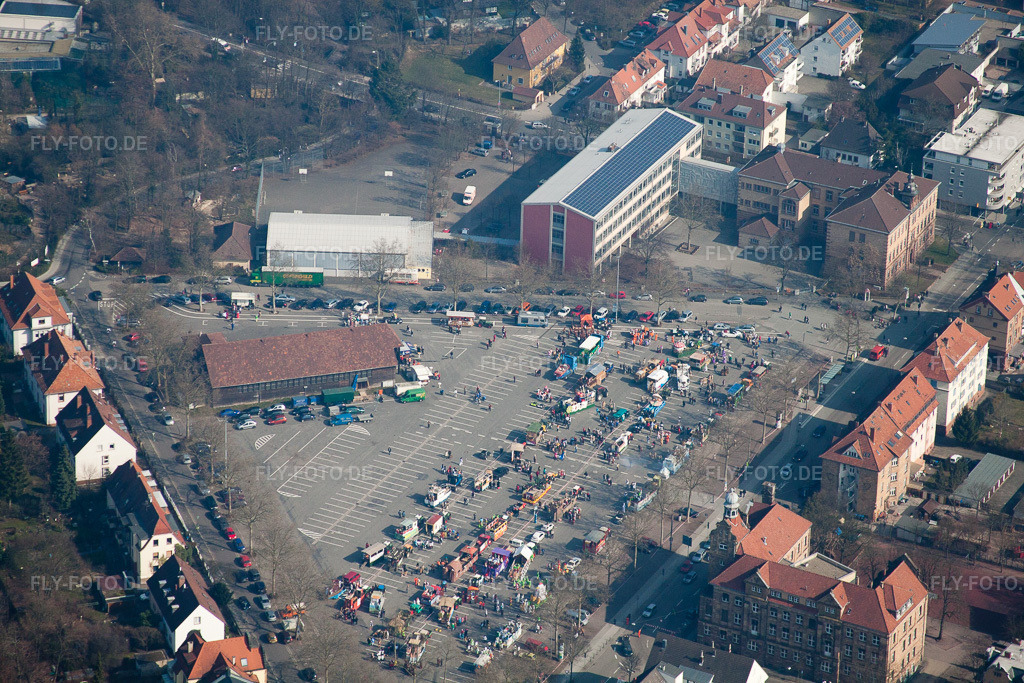 Luftbild: Marktplatz, Aufbau des Faschingsumzugs in Landau in der Pfalz im Bundesland Rheinland-Pfalz in Deutschland. Foto: IMG_37708.jpg vom 05.03.2011 durch Werner Riehm/FLY-FOTO.de