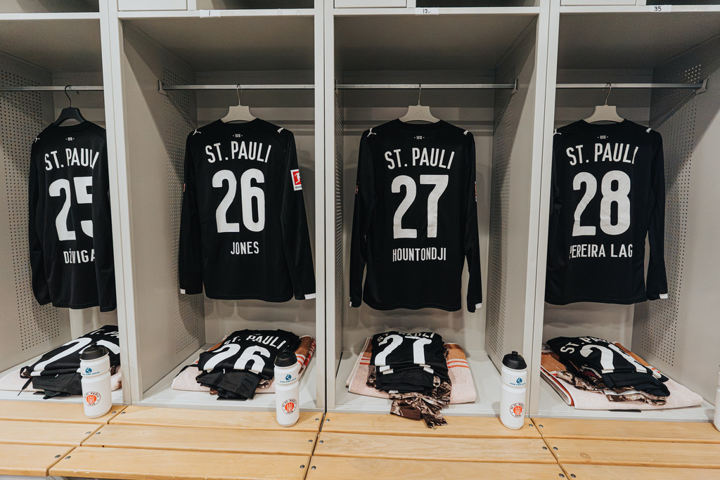 FCS02930 | Der offizielle Shop für FC St. Pauli Fotos. Wähle aus Spielszenen & Fanmomenten dein FCSP Wunschformat. Wir liefern Millerntor-Atmosphäre.