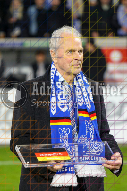 MSV Duisburg vs SV Waldhof Mannheim - 3. Liga | Duisburg, Deutschland, 07.11.25:   Ehrenspielführer des DFB Bernhard Dietz schaut waehrend des Spiels der 3. Liga MSV Duisburg vs SV Waldhof Mannheim in der schauinsland-reisen-arena(Foto von Brauer-Fotoagentur / Adrian Schlueter)