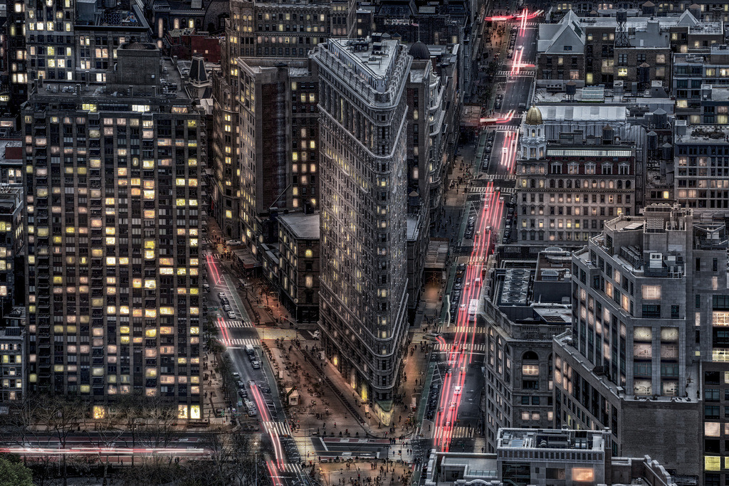 Flatiron Building von New York im Spezial-Nachtlook----USA | Das abgebildete Gebäude ist das berühmte Flatiron Building in New York City. Das 1902 fertiggestellte Hochhaus befindet sich an der Kreuzung von Fifth Avenue, Broadway und 23rd Street in Manhattan. Aufgrund seiner markanten dreieckigen oder keilförmigen Grundfläche, die an ein altes Bügeleisen ("flat iron") erinnert, erhielt es seinen Spitznamen. Mit 22 Stockwerken und einer Höhe von rund 90 Metern war es bei seiner Fertigstellung einer der ersten Wolkenkratzer der Stadt.  - Realisiert mit Pictrs.com