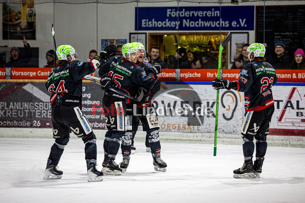 Peißenberg MINERS gegen EV Dingolfing ISAR RATS | Eishockey Bayernliga 2025/26 Vorrunde 28. Spieltag, Peißenberg MINERS gegen EV Dingolfing ISAR RATS, 20260118,Torjubel,2026-01-18 in Peißenberg (flatbuy Arena Peißenberg), Marek HALODA (MINERS 64), Ryan MURPHY (MINERS 15), Weiland PARRISH (MINERS 13), m23.Copyright: WolfgangxLindner www.foto-lindner.de