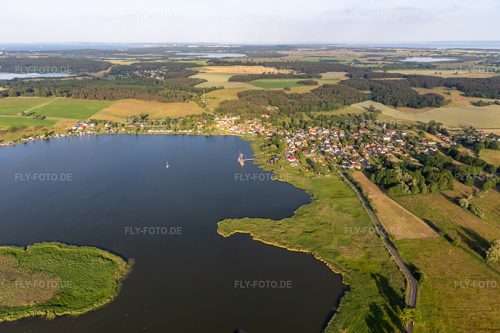 Luftbild: Ortschaft am Ufer des Balmer See mit Insel Böhmke in Benz im Bundesland Mecklenburg-Vorpommern in Deutschland. Foto: IMG_141586.jpg vom 06.06.2024 durch Werner Riehm/FLY-FOTO.de