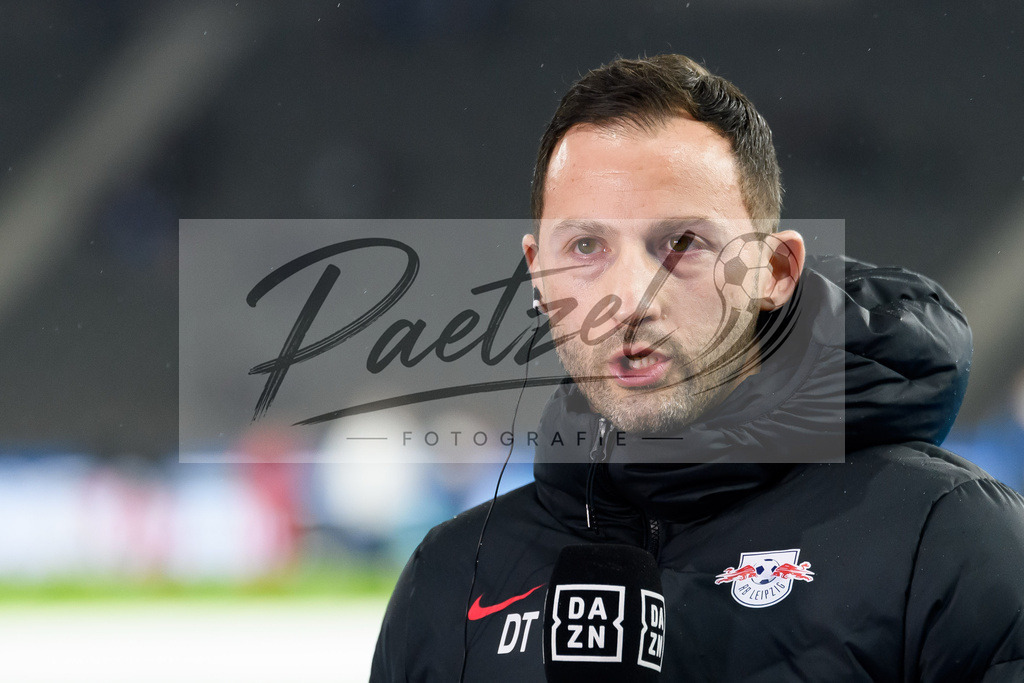 BSCRBL20220220_019 | Fussball, Herren: Trainer Domenico Tedesco (RB Leipzig) im Interview bei dem Spiel der 1. Bundesliga zwischen Hertha BSC und RB Leipzig im Olypiastadion am 20.02.2022 in Berlin, Deutschland.DFB / DFL REGULATIONS PROHIBIT ANY USE OF PHOTOGRAPHS AS IMAGE SEQUENCES AND/OR QUASI-VIDEO. - Realisiert mit Pictrs.com