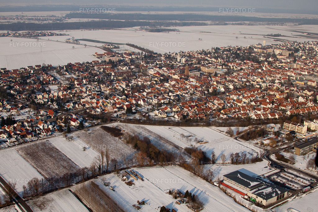 Luftbild: Stadtansicht mit Bahnlinie von Südwesten im Winter bei Schnee in Kandel im Bundesland Rheinland-Pfalz in Deutschland. Foto: IMG_24375.jpg vom 16.02.2010 durch Werner Riehm/FLY-FOTO.de