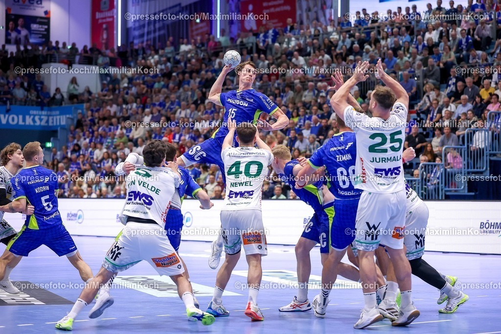 Gum30042601122 | 30.04.2026, Handball, 1. HBL, VfL Gummersbach - Frisch Auf! Göppingen, Saison 2025 / 2026 Herren, Schwalbe-Arena: Miro Schluroff (VfL Gummersbach #15) wirft den Ball auf das Tor gegen Ludvig Aström (Frisch Auf Göppingen #25) Elias Newel (Frisch Auf Göppingen #40) 