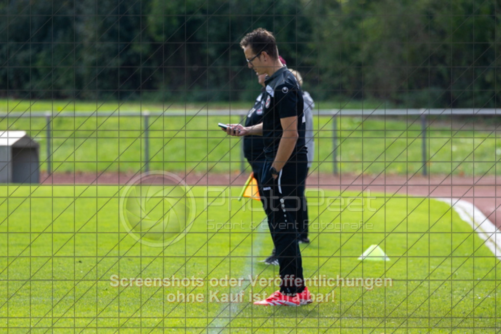 20250928_132232_0199 | #,1.FC Donzdorf (schwarz) vs. TV Derendingen (rot), Fussball, Frauen-Verbandsliga Württemberg, 03. Spieltag, Saison 2025/2026, Rasenplatz Lautertal Stadion, Süßener Straße 16, 73072 Donzdorf, 28.09.2025 - 13:00 Uhr,Foto: PhotoPeet-Sportfotografie/Peter Harich