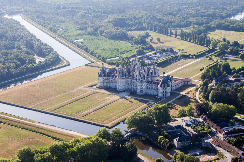 Aerial view: View of the town in Chambord in the state Loir et Cher, France. – Photo: IMG_082123.jpg taken on 06/20/2015 by Werner Riehm/FLY-FOTO.com – Resolution of the original: 3703 x 2469 px