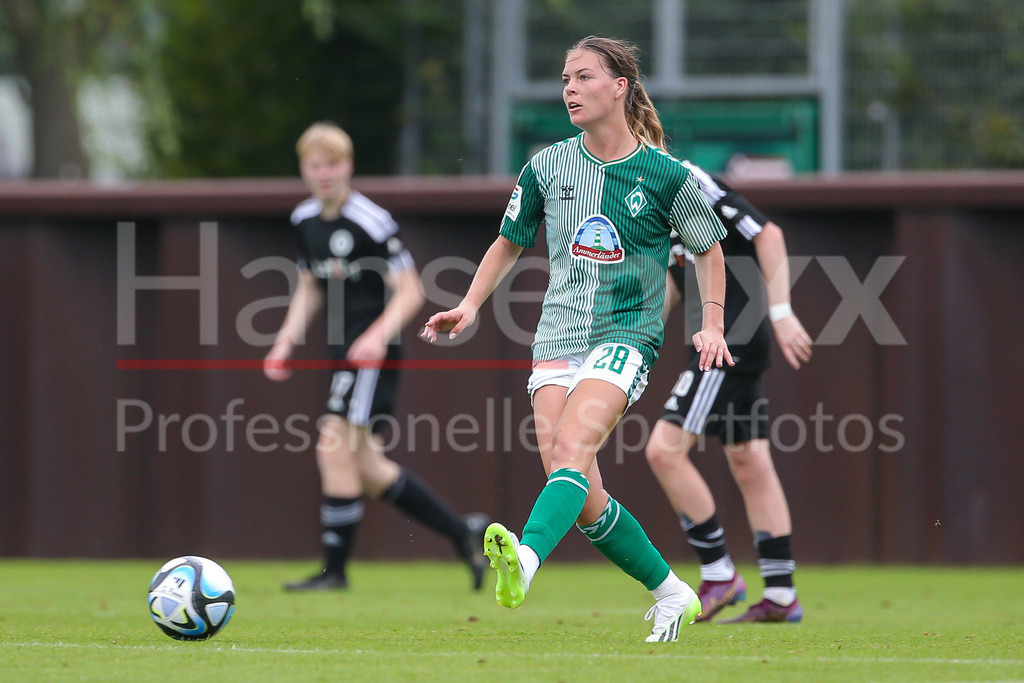 Fussball, Testspiel Frauen, SV Werder Bremen - TSV Pansdorf (U 19-Junioren) | v.li.: Juliane Wirtz (SV Werder Bremen, 28) am Ball, Einzelbild, Ganzkörper, Aktion, Action, Spielszene