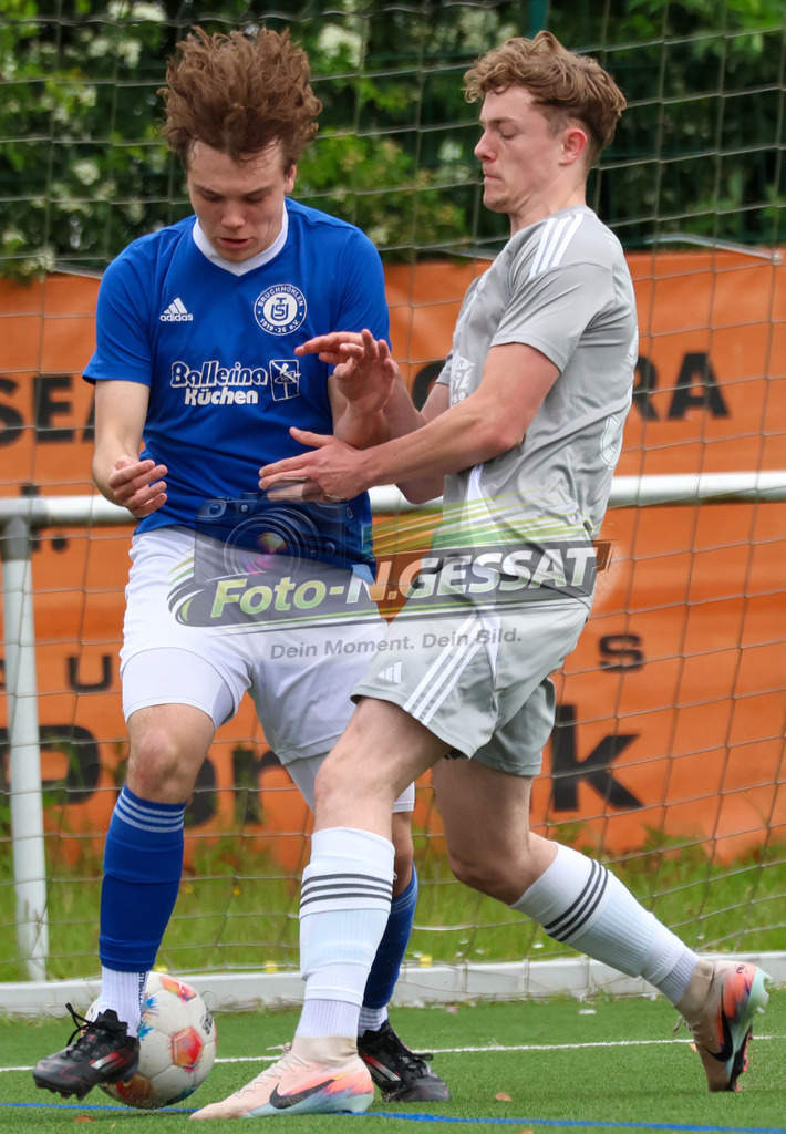 SV Enger-Westerenger - TuS Bruchmühlen | Auf dem Bild zu sehen: grau SV Enger-Westerenger: Fabrice Walter ; blau TuS Bruchmühlen: Jan Hrdina SV Enger-Westerenger, TuS Bruchmühlen, Saison 25/26, Kreisliga A, Enger, Deutschland - Realisiert mit Pictrs.com