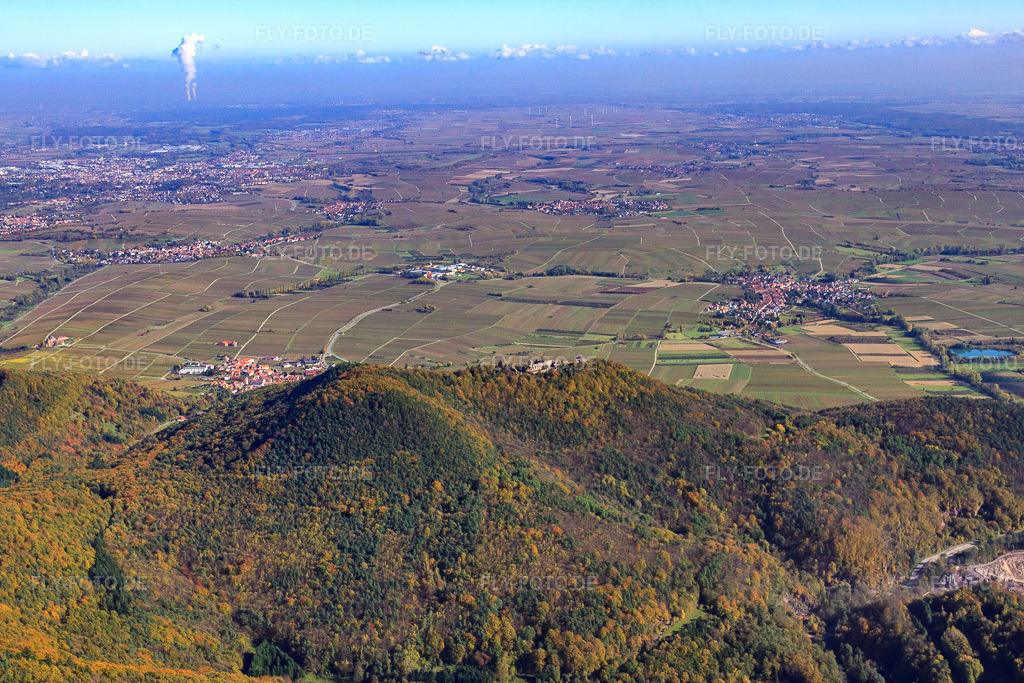 Luftbild: Haardt Panorama hinter der Madenburg in Eschbach im Bundesland Rheinland-Pfalz in Deutschland. Foto: IMG_34790.jpg vom 26.10.2010 durch Werner Riehm/FLY-FOTO.de