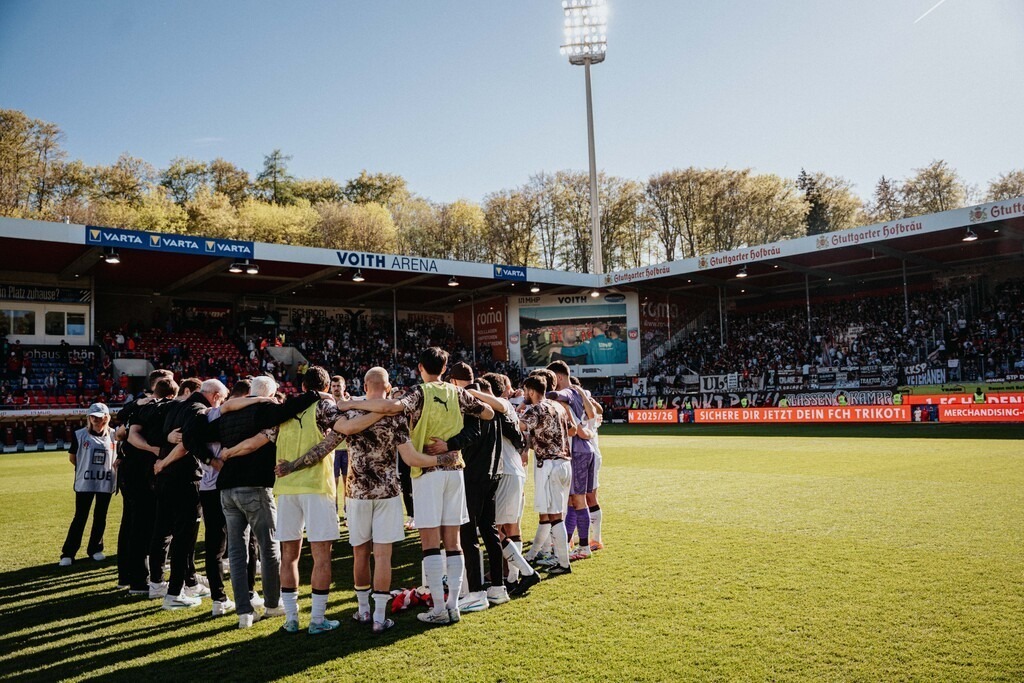 FCSP_YD-00103 | Der offizielle Shop für FC St. Pauli Fotos. Wähle aus Spielszenen & Fanmomenten dein FCSP Wunschformat. Wir liefern Millerntor-Atmosphäre.