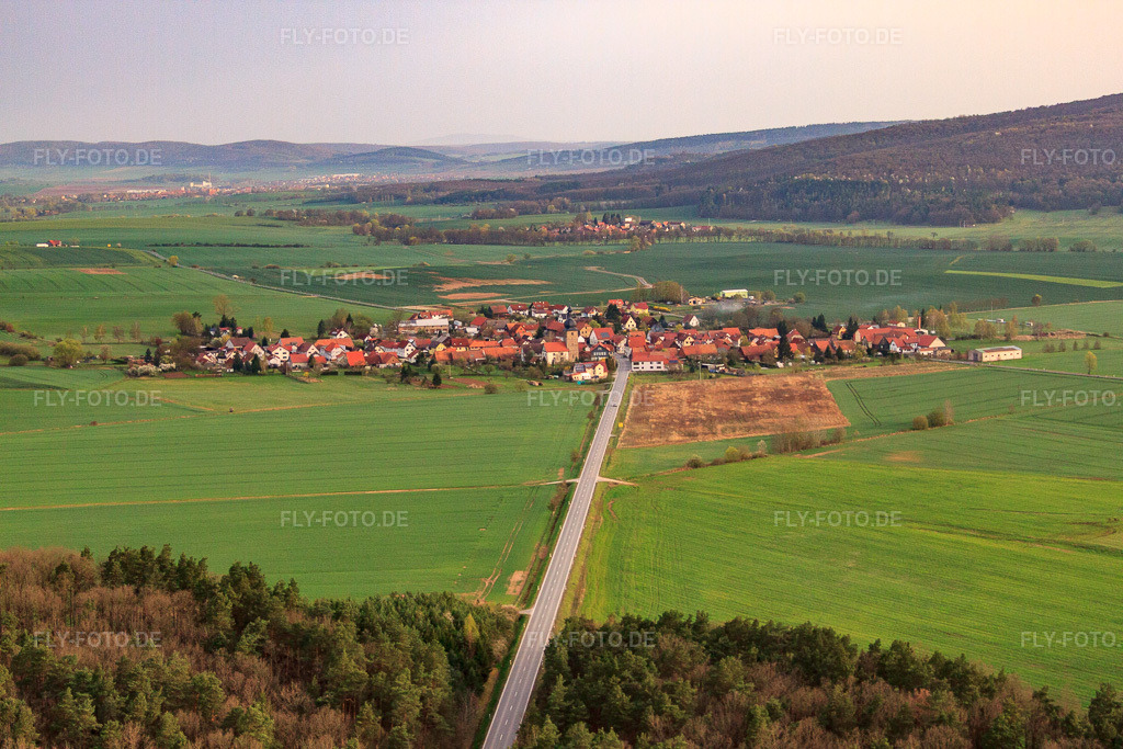 Luftbild: Ortsansicht von Süden im Ortsteil Eicha in Römhild im Bundesland Thüringen in Deutschland. Foto: IMG_63885.jpg vom 04.04.2014 durch Werner Riehm/FLY-FOTO.deAuflösung des Originals: 4752 x 3168 px