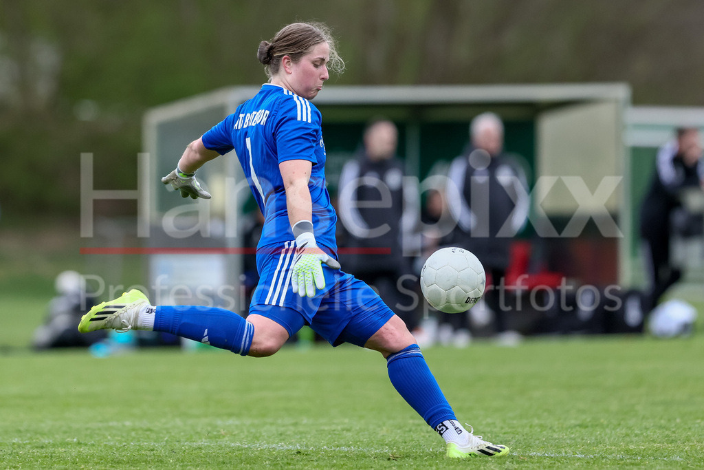 Fussball, Testspiel Frauen, ATS Buntentor - SV Werder Bremen | v.li.: Joelin Gnaß (Torhüterin, Torwart, ATS Buntentor, 1) am Ball, Freisteller, Einzelbild, Ganzkörper, Aktion, Action, Spielszene