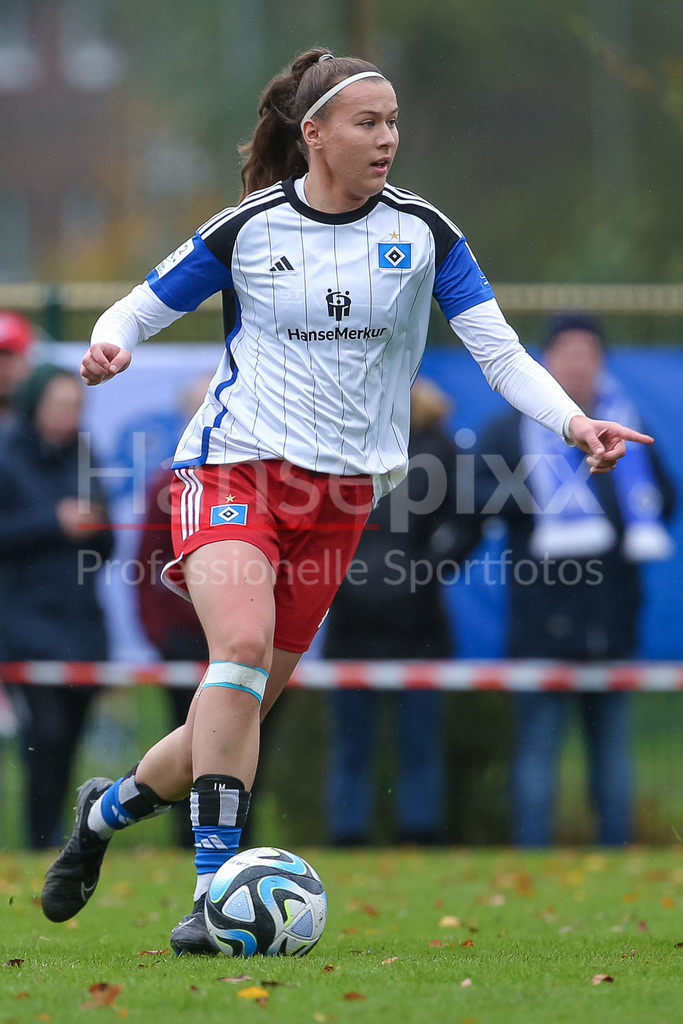 Fussball, 2. Frauen-Bundesliga, Hamburger SV - SC Sand | v.li.: Larissa Mühlhaus (Hamburger SV, 7) am Ball, Freisteller, Einzelbild, Ganzkörper, Aktion, Action, Spielszene, gibt Anweisungen, gestikuliert, mit den Armen gestikulieren, DIE DFB-RICHTLINIEN UNTERSAGEN JEGLICHE NUTZUNG VON FOTOS ALS SEQUENZBILDER UND/ODER VIDEOÄHNLICHE FOTOSTRECKEN. DFB REGULATIONS PROHIBIT ANY USE OF PHOTOGRAPHS AS IMAGE SEQUENCES AND/OR QUASI-VIDEO.