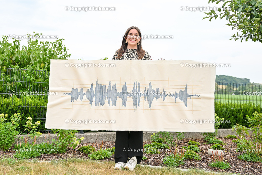 Sonja Hoeglinger_ Kuenstlerin_ 10.07.2023-4 | 10.07.2023, St.Valentin, AUT, Sonja Hoeglinger, im Bild Sonja Hoeglinger (Kuenstlerin) mit ihrem ausgezeichneten Kunstwerk