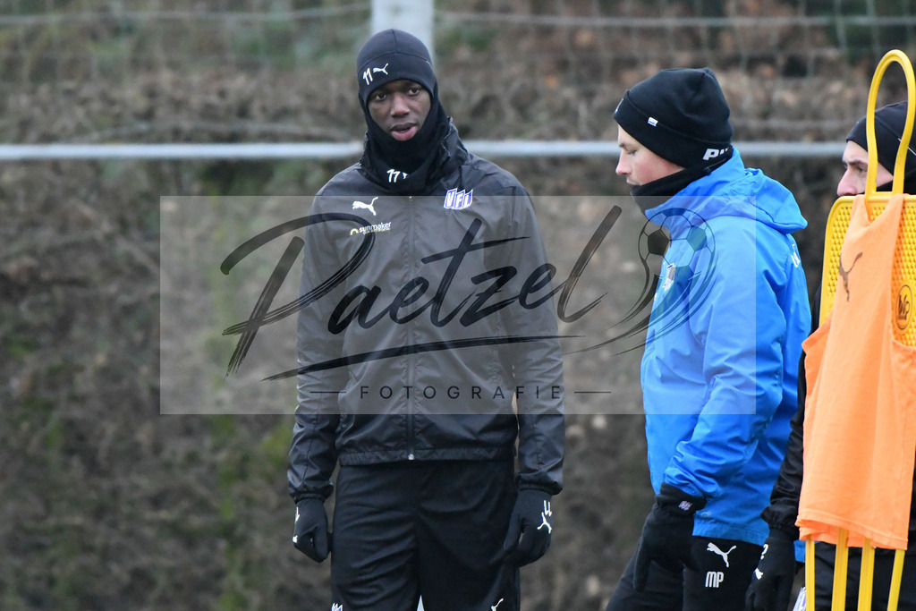 20200125_TRAOSN_0049 | Fußball, Herren: Assan Ceesay (VfL Osnabrück) und Co-Trainer Merlin Polzin (VfL Osnabrück) schauen beim Training des VfL Osnabrück am 25.01.2020 im Sportpark Illoshöhe in Osnabrück, Deutschland.(Foto von Nico Paetzel) - Realisiert mit Pictrs.com