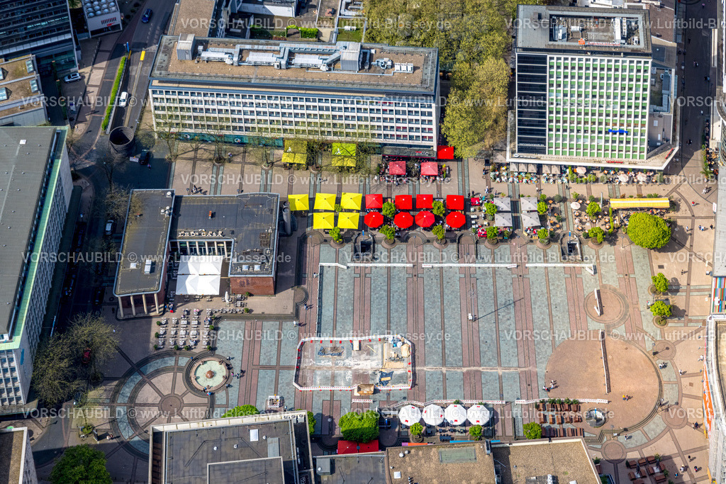 Essen240400753 | Luftbild, Kennedyplatz mit Außengastronomie bei sonnigem Wetter, rote, gelbe und graue Sonnenschirme, Stadtkern, Essen, Ruhrgebiet, Nordrhein-Westfalen, Deutschland