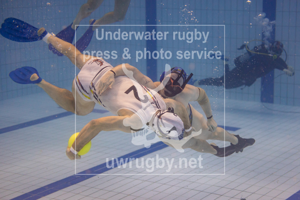 TC Bamberg vs. DUC Darmstadt, Unterwasser-Rugby, 1. Bundesliga Süd, 5. Spieltag, 2024/2025, 23.03.2025 | TC Bamberg (weiß) vs. DUC Darmstadt (blau). Hannes Strautmann (TC Bamberg, #02) wird von einem Darmstädter Spieler im Mittelfeld gehalten. - Realisiert mit Pictrs.com