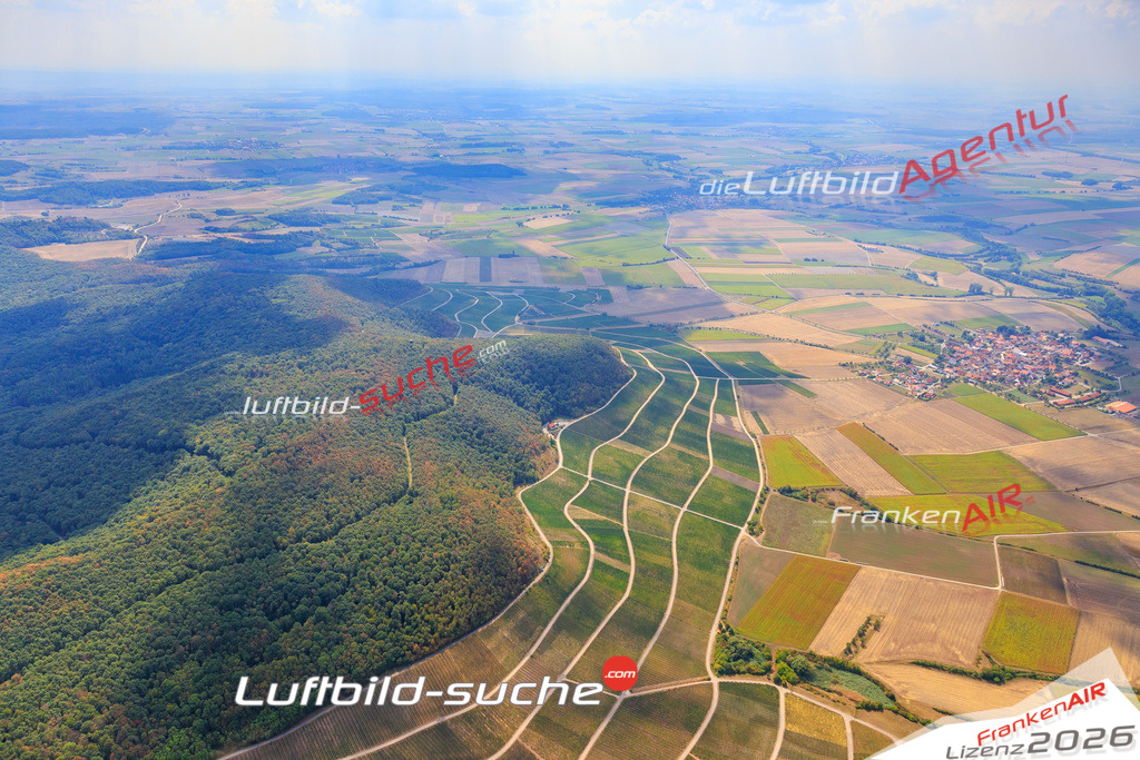 Die Luftaufnahme der Stadt Willanzheim wurde vom UL-Flugzeug heraus erstellt ( keine Drohne )- hohe Auflösung für beste Qualität