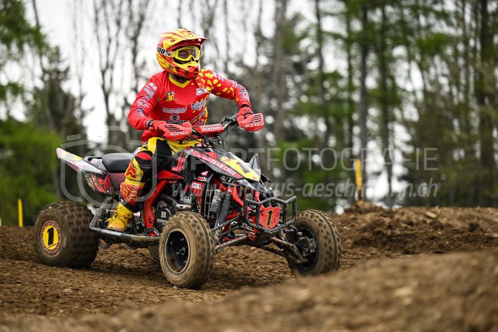 Motocross Schlatt bei Winterthur - 30. April 2023 | #1 Ferraz Joao aus Regensdorf (CH) auf Suzuki J Francing in der Kategorie Quad am Motocross Schlatt bei Winterthur, 30. April 2023. 
Instagram: @mx_schlatt | @mc_wila | @sam_schweiz
Bild: Sportfotografie Markus Aeschimann | www.markus-aeschimann.ch - Realisiert mit Pictrs.com