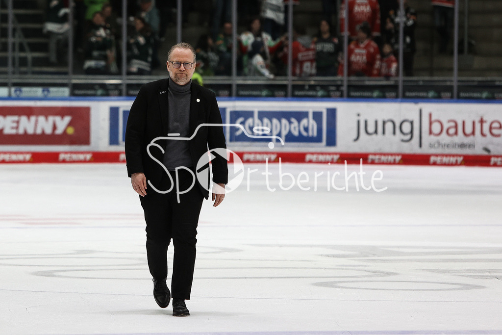 Augsburger Panther - Düsseldorfer EG | ein enttaeuschter Christof KREUTZER schleicht nach dem Spiel vom Eis / Abstieg / Traurig
