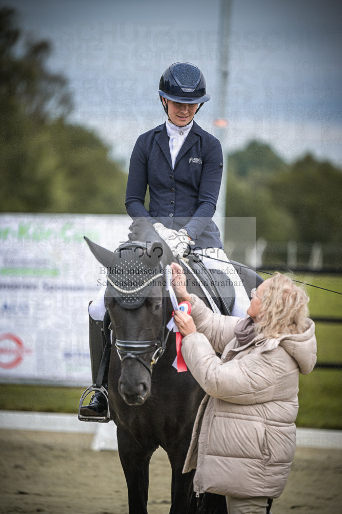 DOS_0037 | Entdecke hochwertige Reitturnierfotos von Foto Oger. Professionell, emotional und authentisch – jetzt Lieblingsmomente im Shop bestellen.Deutschlandweite Turnierfotografie. - Realisiert mit Pictrs.com